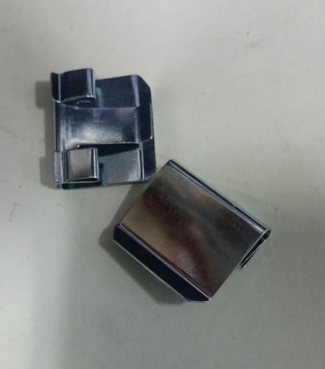 Halteklammer Kühlerabdeckung oben